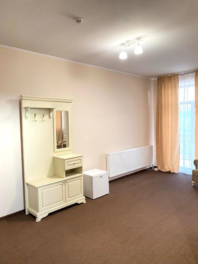 New Continent Hotel Bustyaháza Kültér fotó