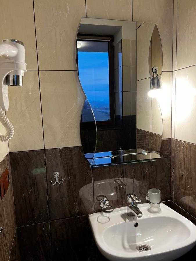 New Continent Hotel Bustyaháza Kültér fotó